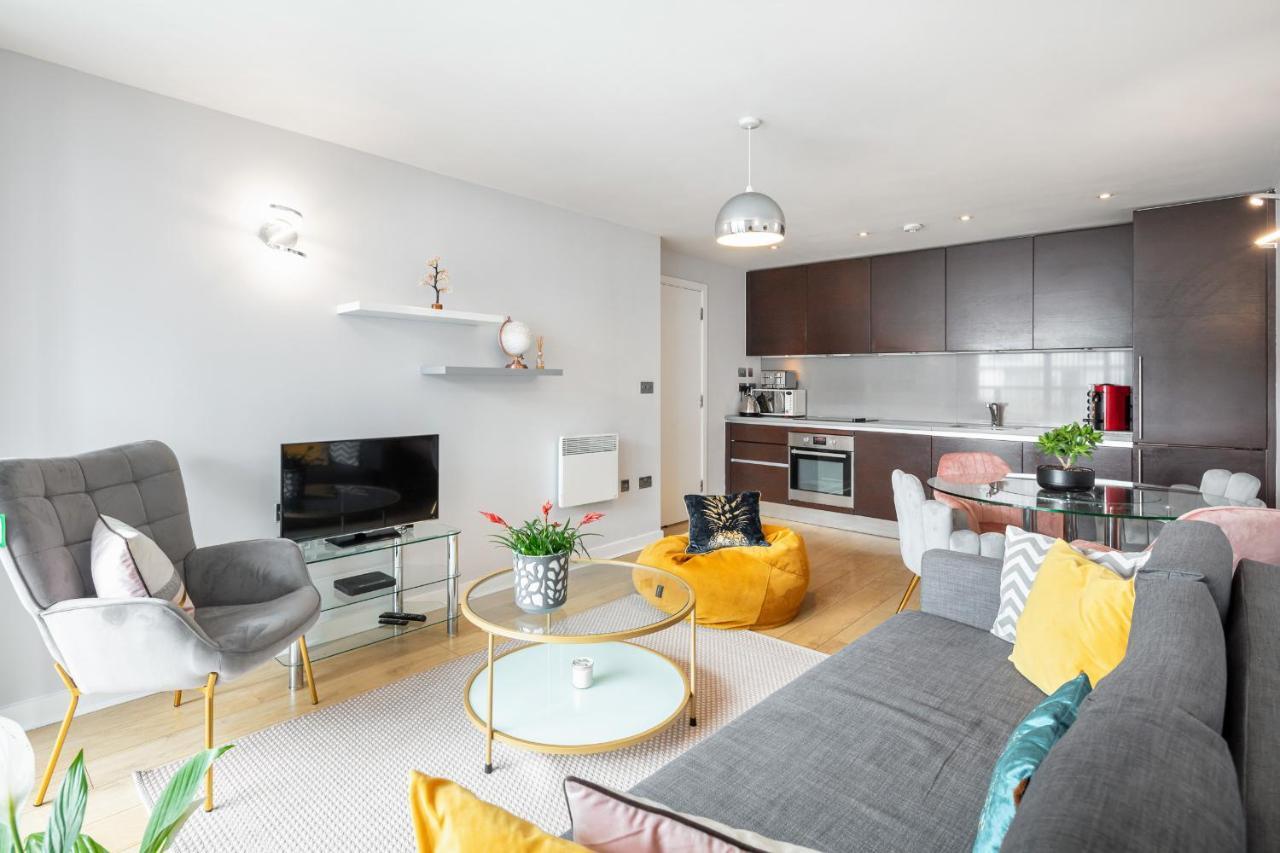 Stunning With Underground Parking! * Londen