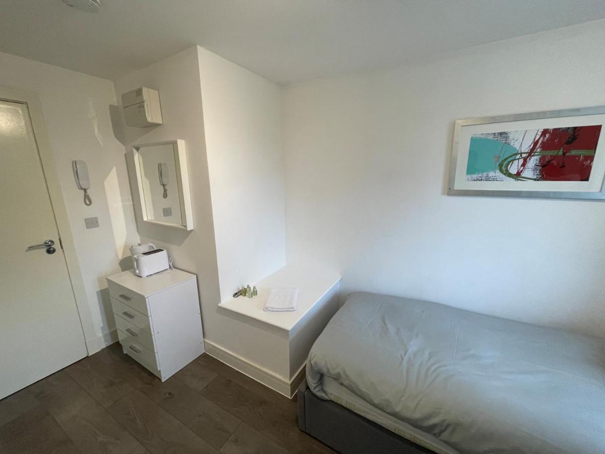 Homestay Letzi Private En-suite Near Wembley London