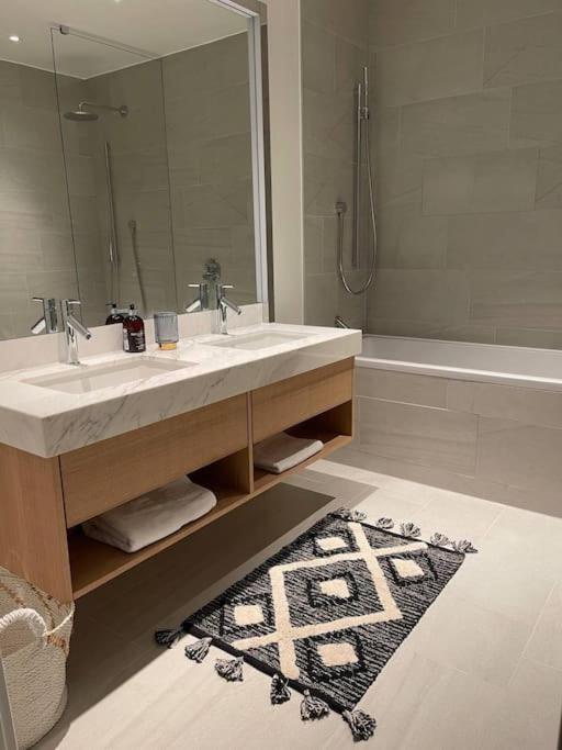 Luxury 3 Bed 3 Bath In Central * Londen