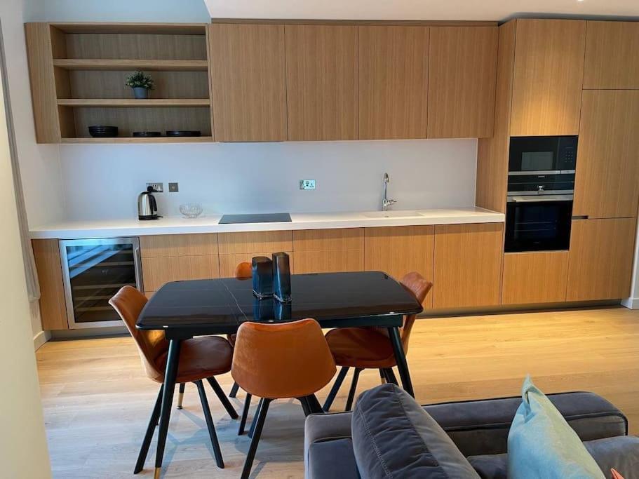 Luxury 3 Bed 3 Bath In Central Apartment *