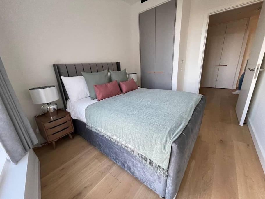 Luxury 3 Bed 3 Bath In Central Apartment *