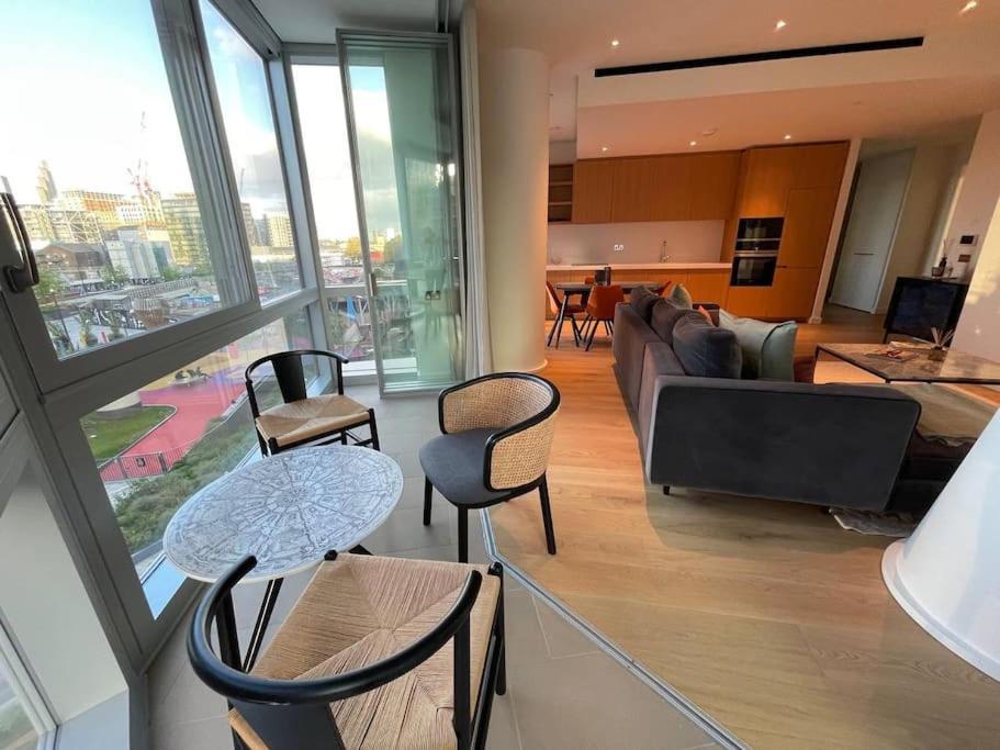 Luxury 3 Bed 3 Bath In Central Apartment