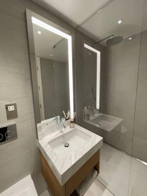 Luxury 3 Bed 3 Bath In Central Apartment London
