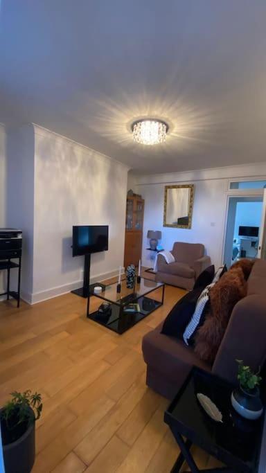 Apartment Camberwell Central: 2-bedroom Flat With Excellent Connections