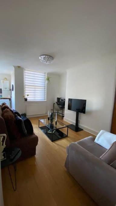 Camberwell Central: 2-bedroom Flat With Excellent Connections * London