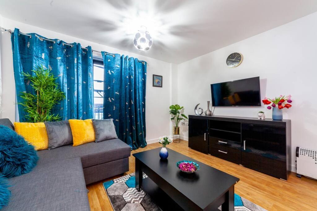 Apartment Perfect For Long Business & Family Guests! Parking Stratford Sleeps 6 Guests! Wifi & Netflix *