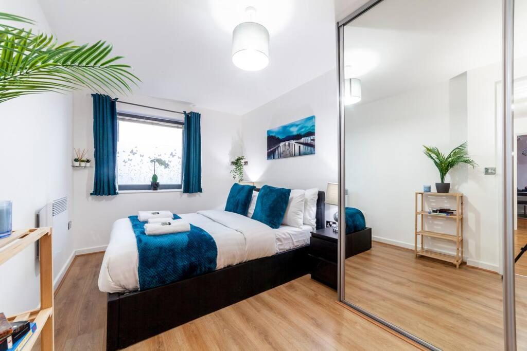 Perfect For Long Business & Family Guests! Parking Stratford Sleeps 6 Guests! Wifi & Netflix Apartment *