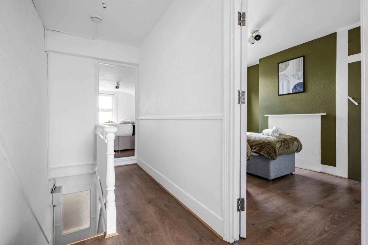 Parea Living - Hackney, 4-bedroom Victorian House W Big Garden * London