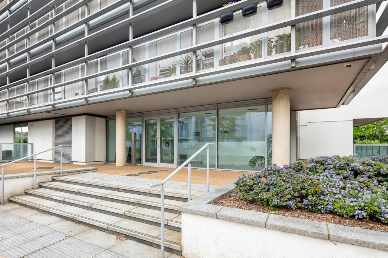 Stunning With Underground Parking! * Londen