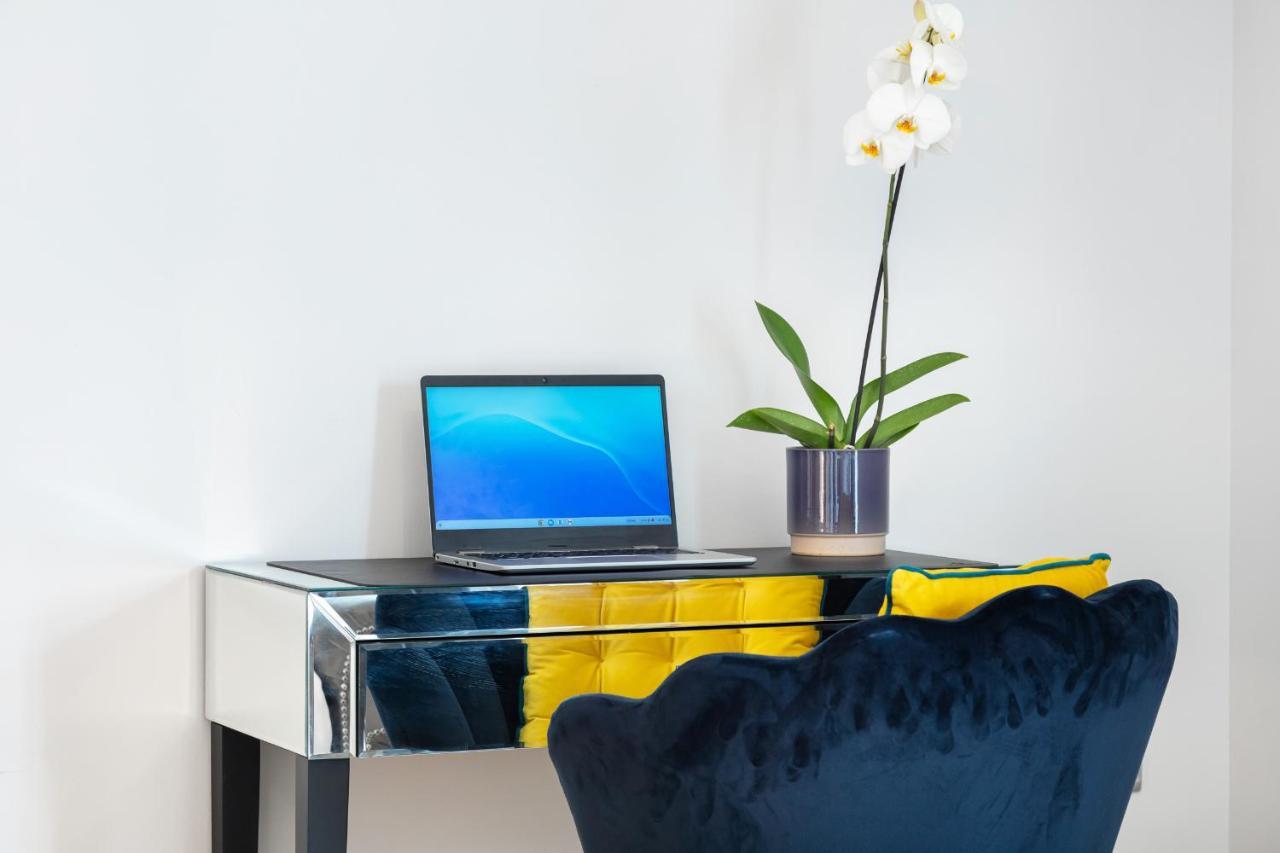 Appartement Stunning With Underground Parking! Londen