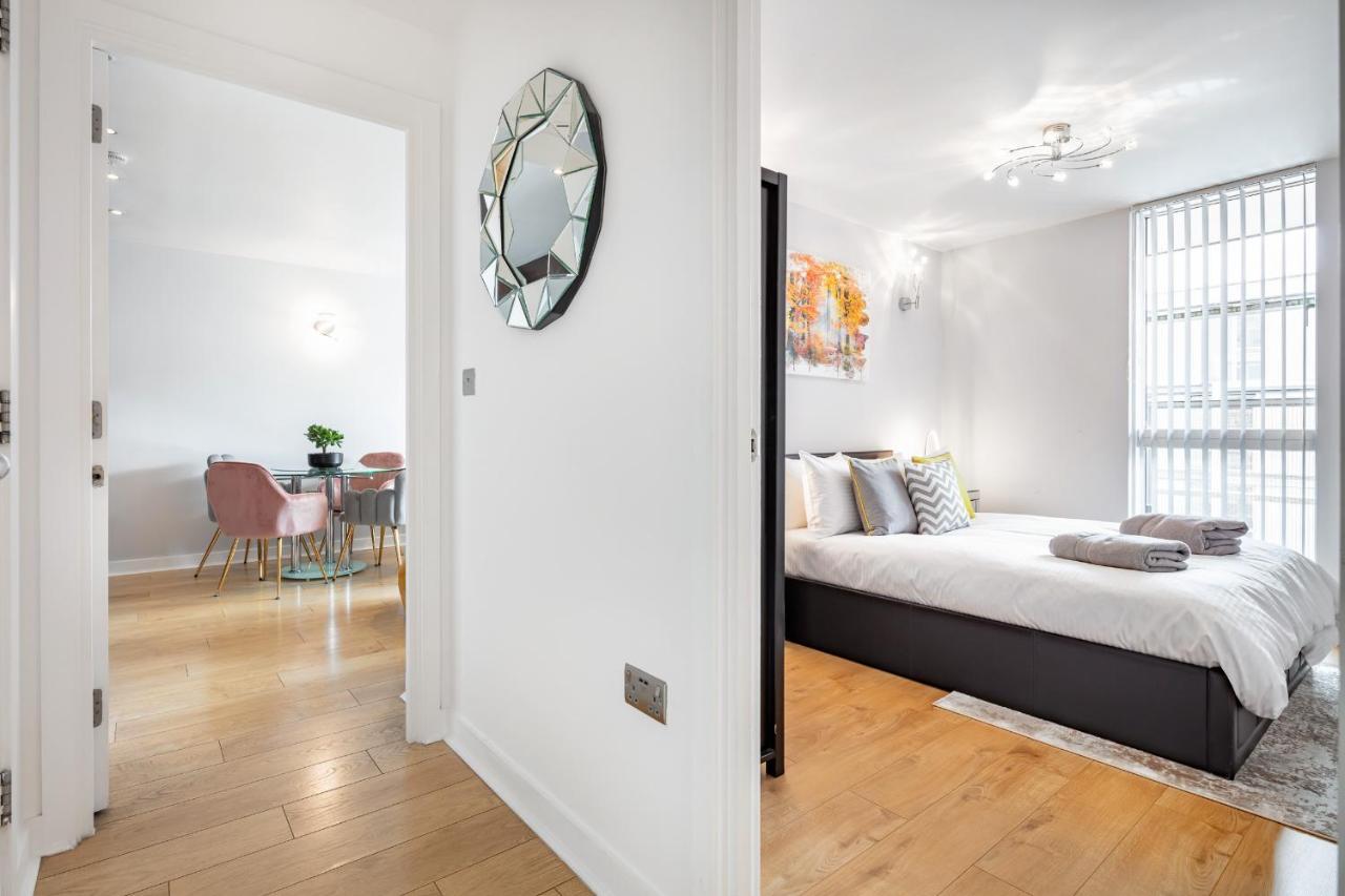 Stunning With Underground Parking! Londen