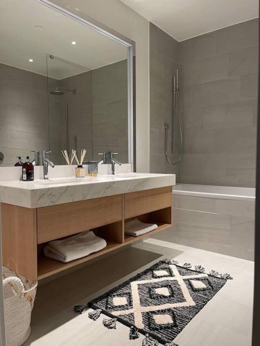 Apartment Luxury 3 Bed 3 Bath In Central