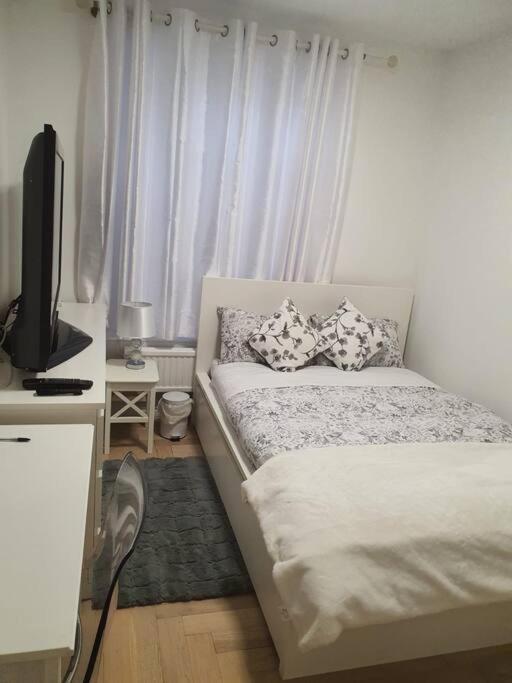 2 Bedroom Flat In Vauxhall, *
