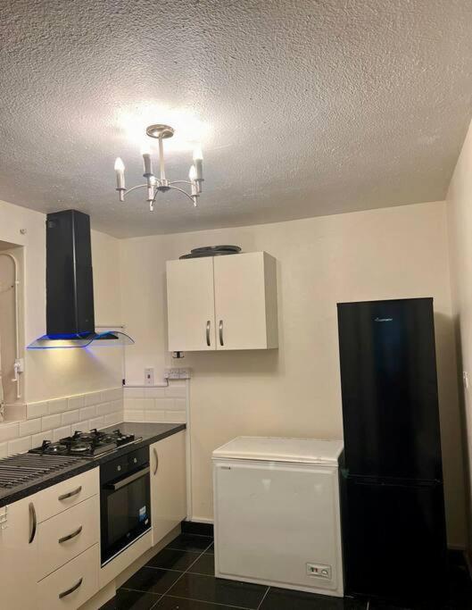 2 Bedroom Flat In Vauxhall, London