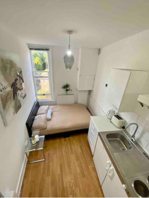 Private Studio Flat Close To Central With Smart Tv And Workspace