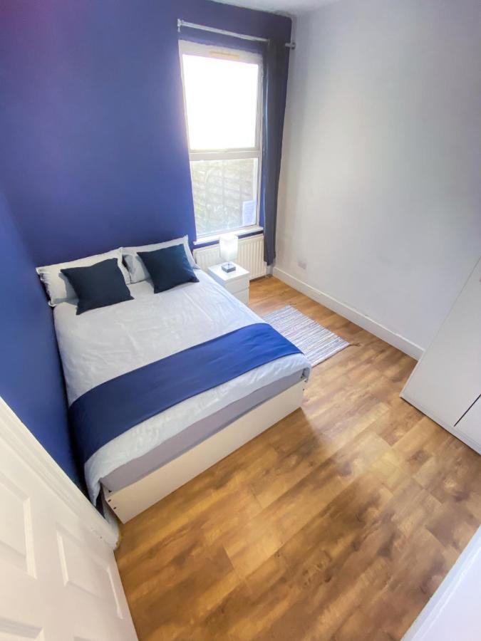 4 Bedroom House Parking & Garden Near Central *