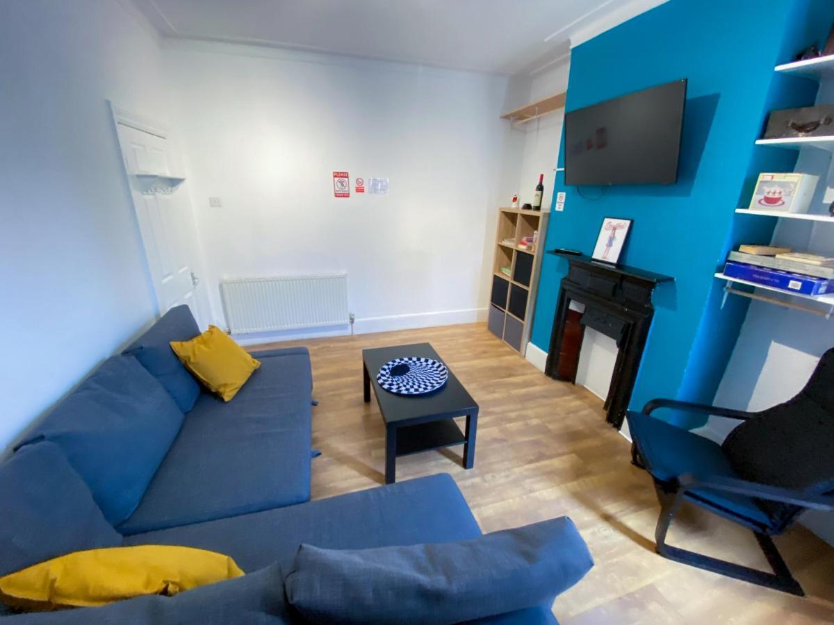 Сasa de vacaciones 4 Bedroom House Parking & Garden Near Central
