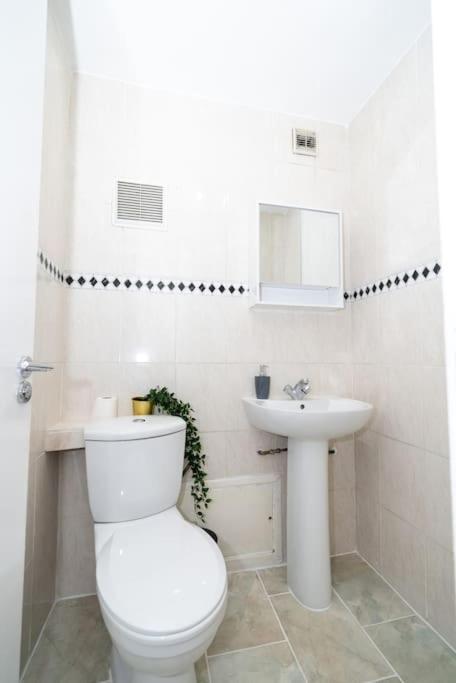 Apartment Stunning 4br In
