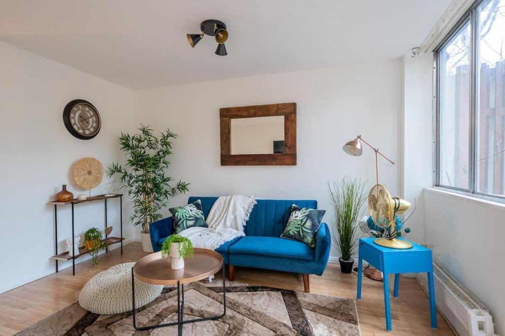 Stunning 4br In Apartment *