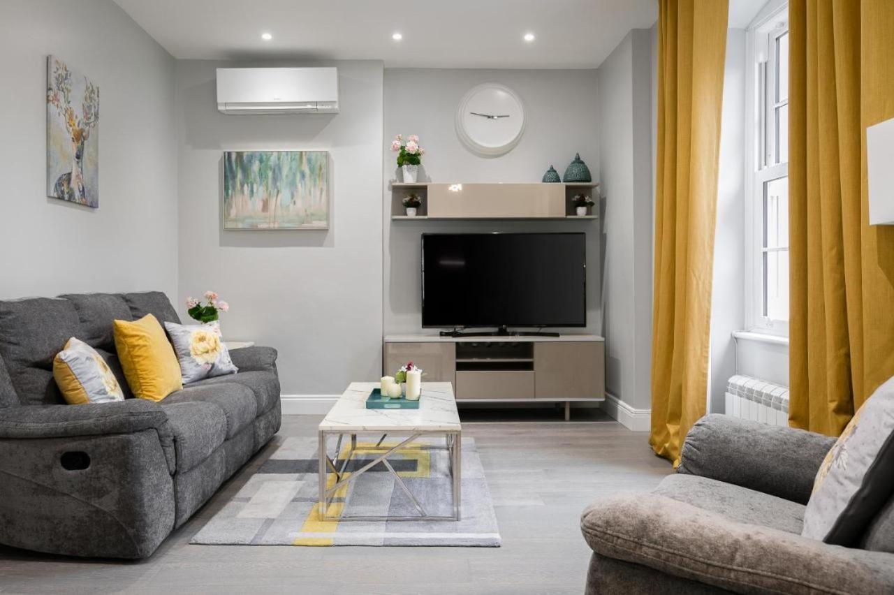 Modern 3 And 2 Bedroom Flat In Central With Installed Ac *