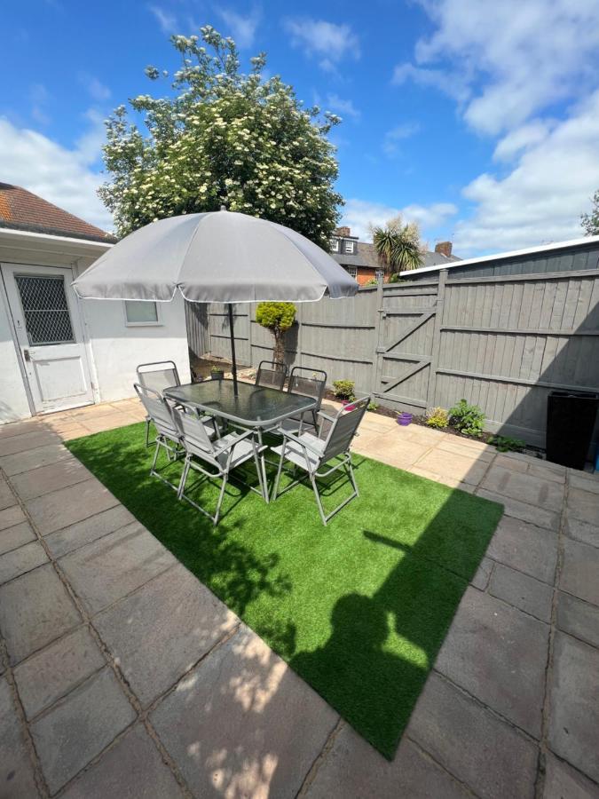 Holiday home Spacious 5 Bed, 2 Bathrooms House With A Private Garden London