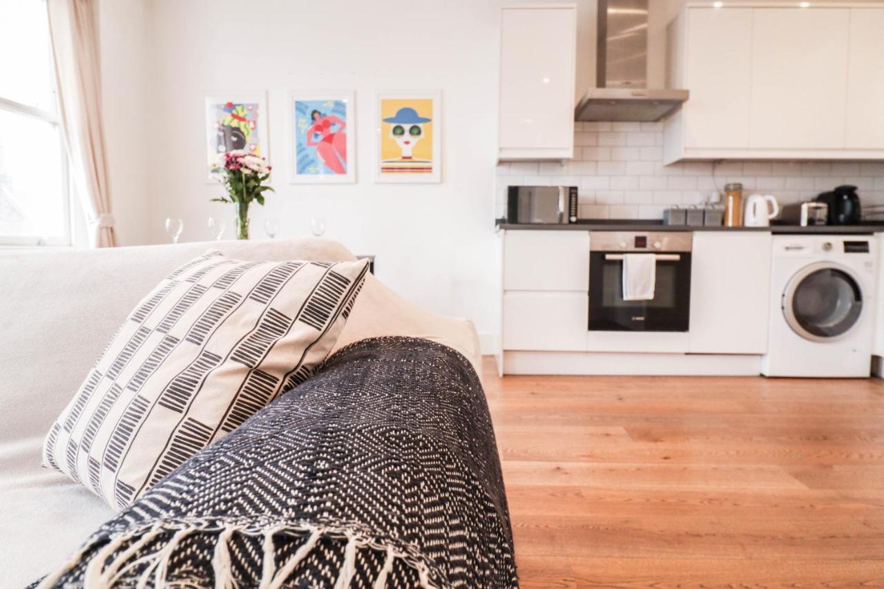 Modern & Spacious 1 Bedroom Clapham Junction Flat * London