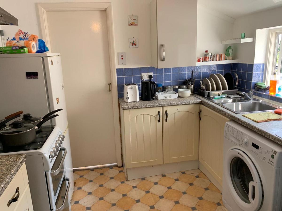 Gasthuis Double Bedroom Near The St Street Rail Station *