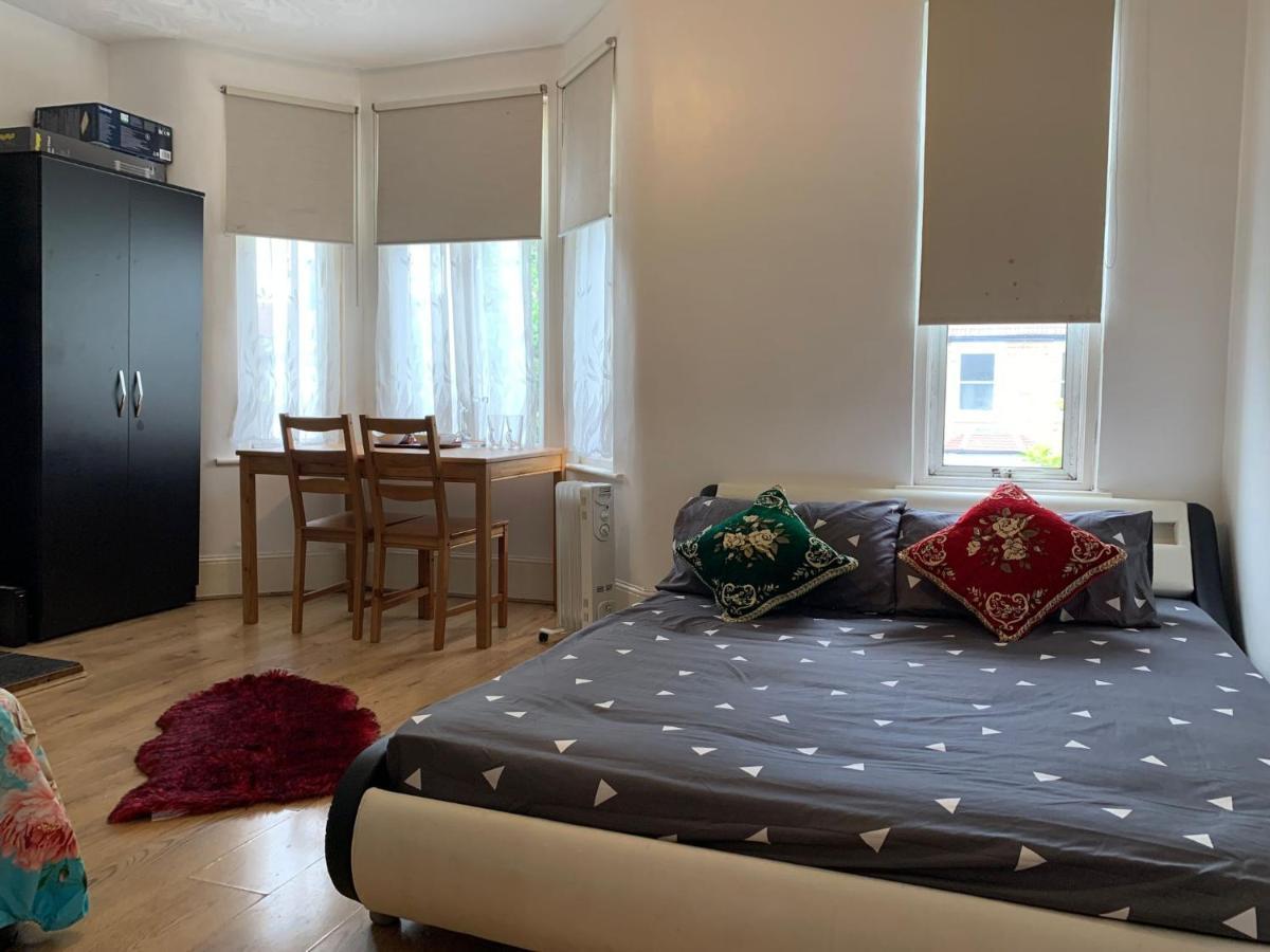 Double Bedroom Near The St Street Rail Station * Londen