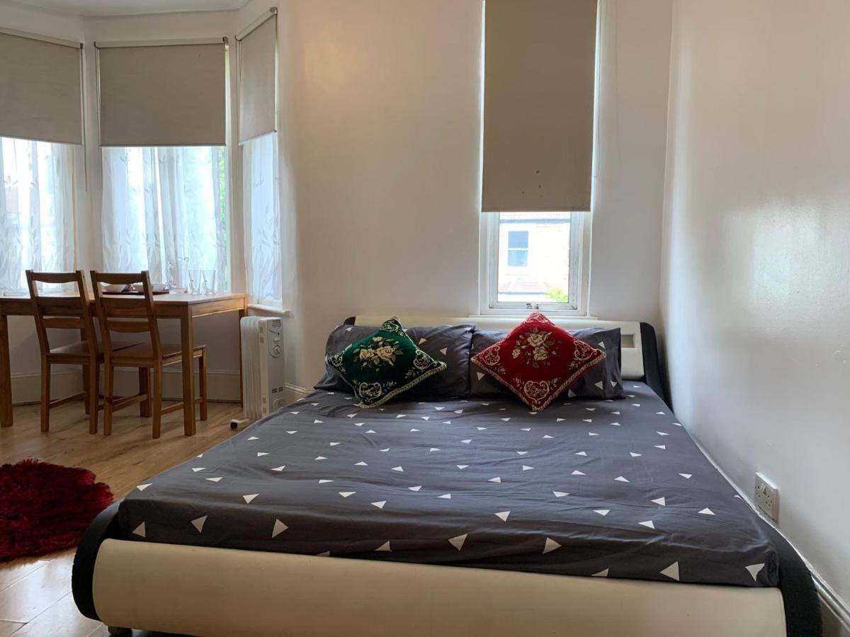 Double Bedroom Near The St Street Rail Station * Londen
