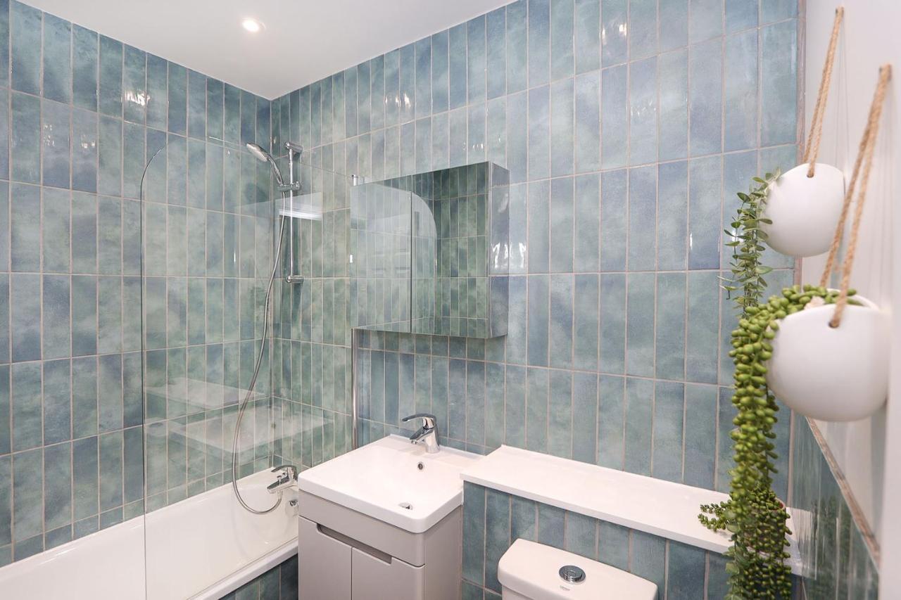 The Secret, 1 Bed Flat With Patio - Zone 2 *