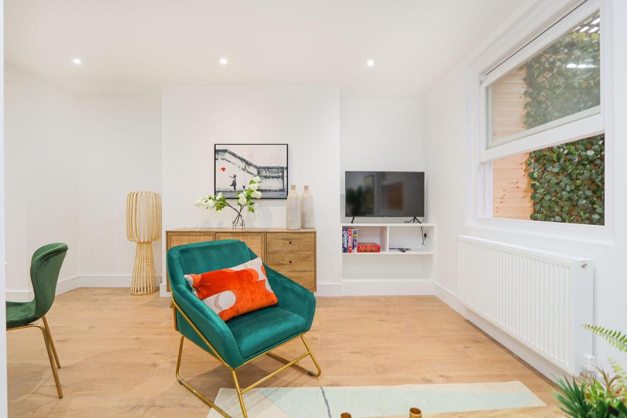 The Secret, 1 Bed Flat With Patio - Zone 2 *