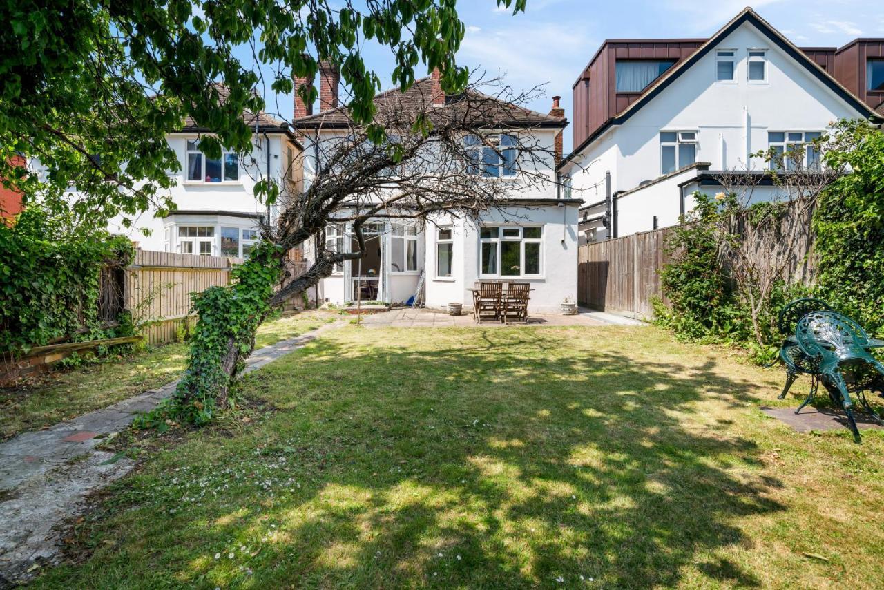 Lovely Garden Apartment In Wimbledon Town Centre With Private Parking By Wimbledon Holiday Lets *