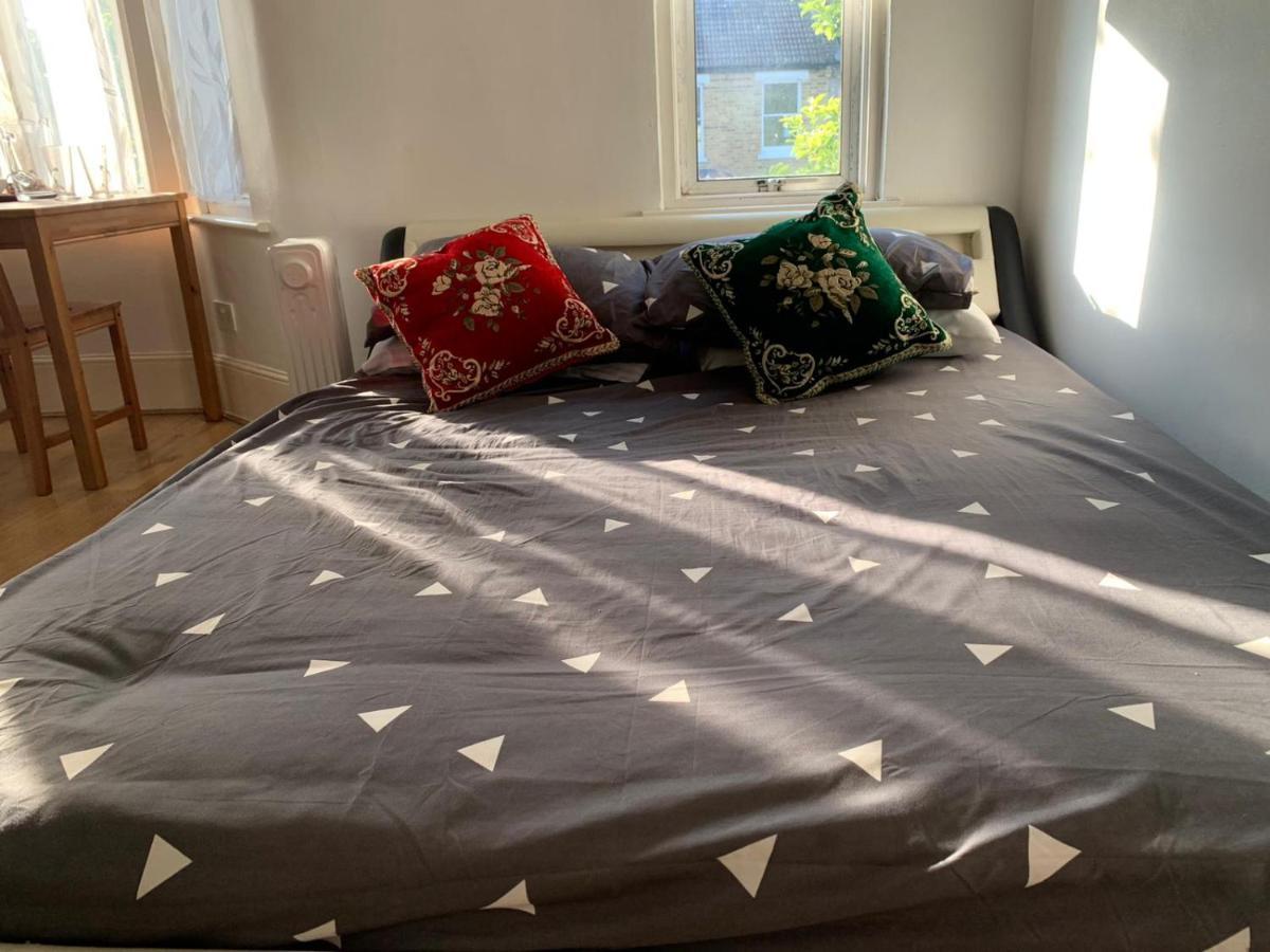 Gasthuis Double Bedroom Near The St Street Rail Station *