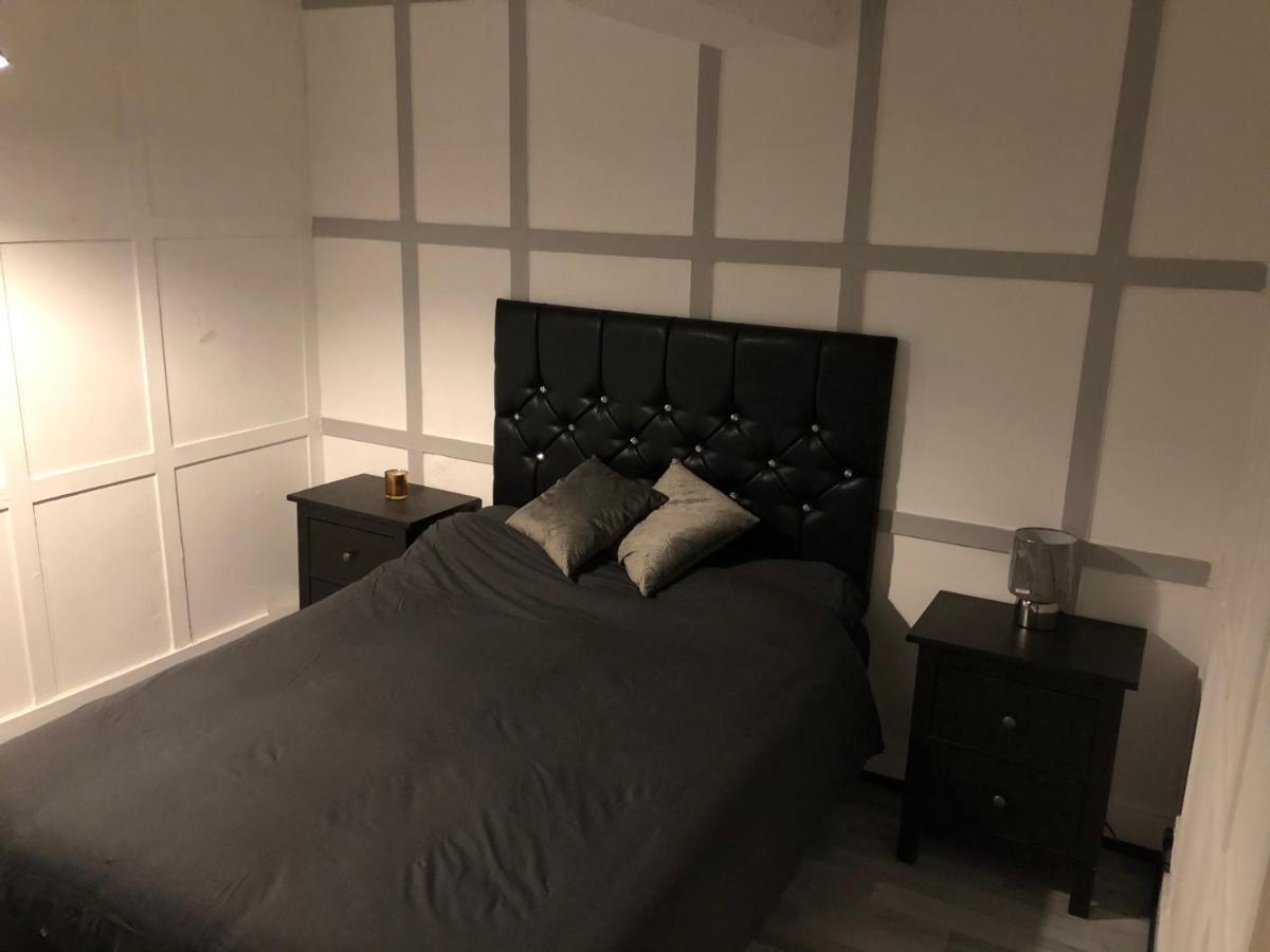 Great Location For Tourists And Commuters, Close To Transport Links, Double Bed Rooms.