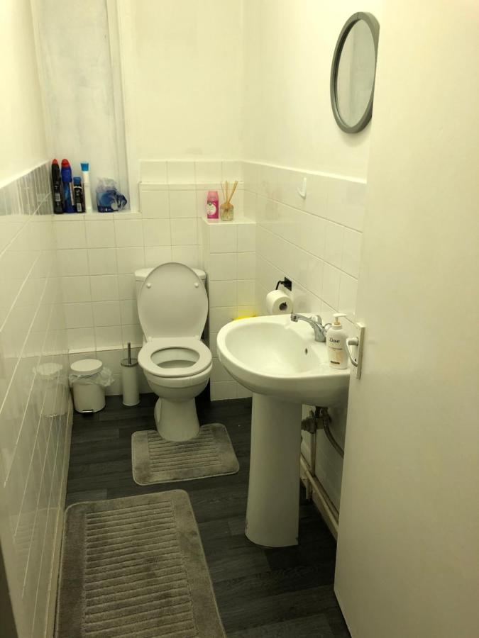 Gasthuis Great Location For Tourists And Commuters, Close To Transport Links, Double Bed Rooms. *