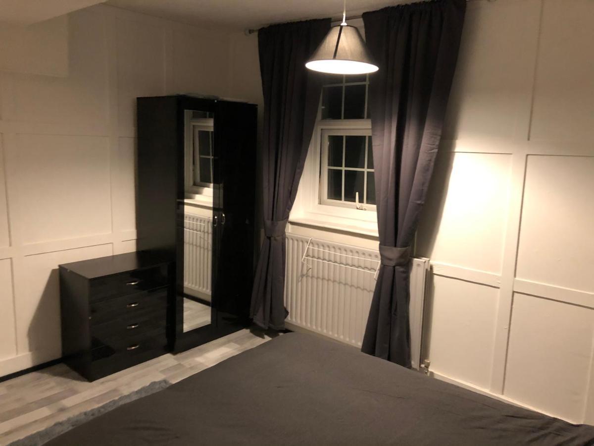 Great Location For Tourists And Commuters, Close To Transport Links, Double Bed Rooms. Gasthuis *
