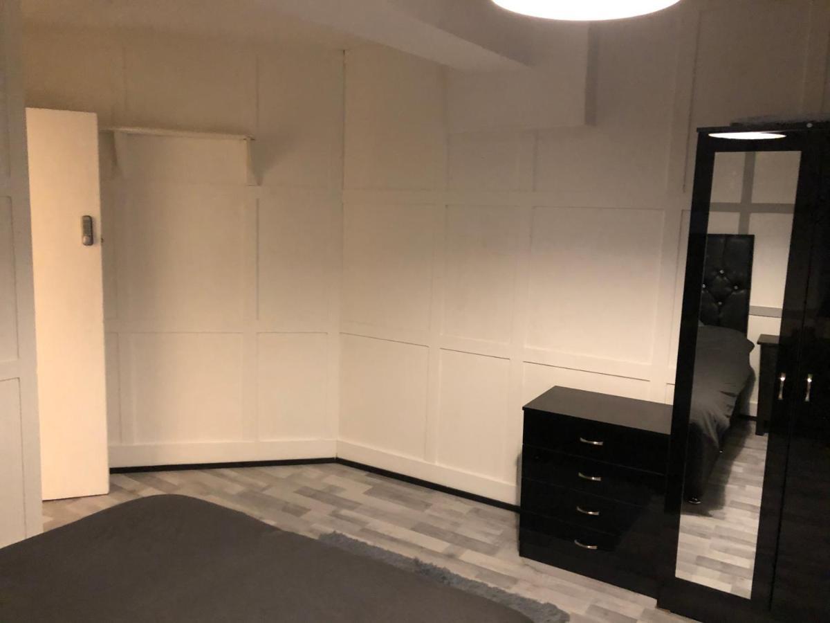 Great Location For Tourists And Commuters, Close To Transport Links, Double Bed Rooms. * Londen