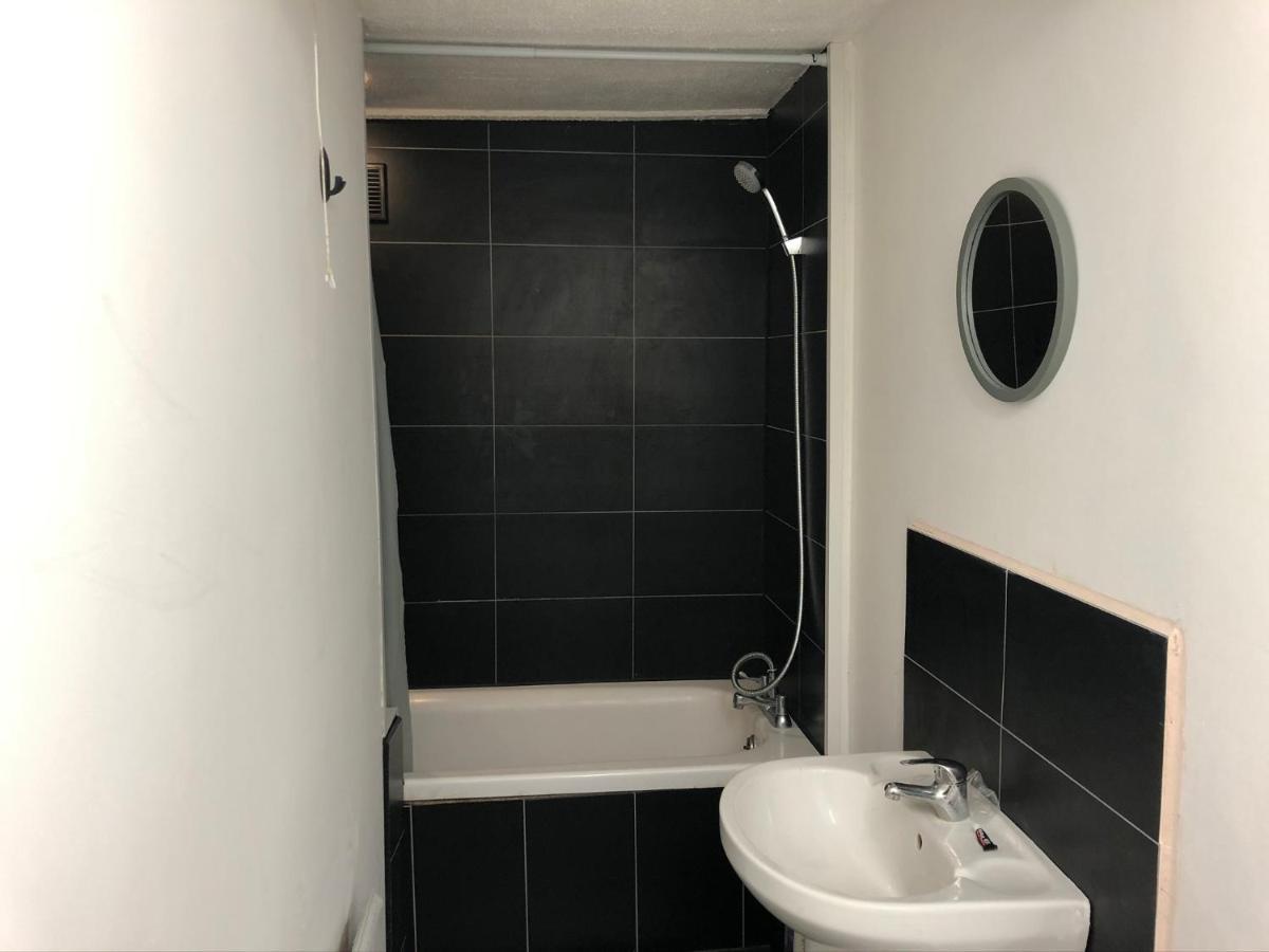Great Location For Tourists And Commuters, Close To Transport Links, Double Bed Rooms. *