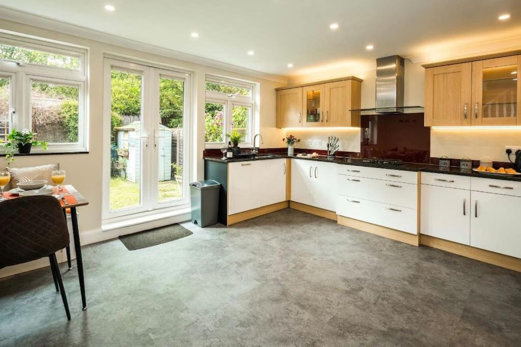 Where Style & Convenience Combine- Photo Id Required Apartment London