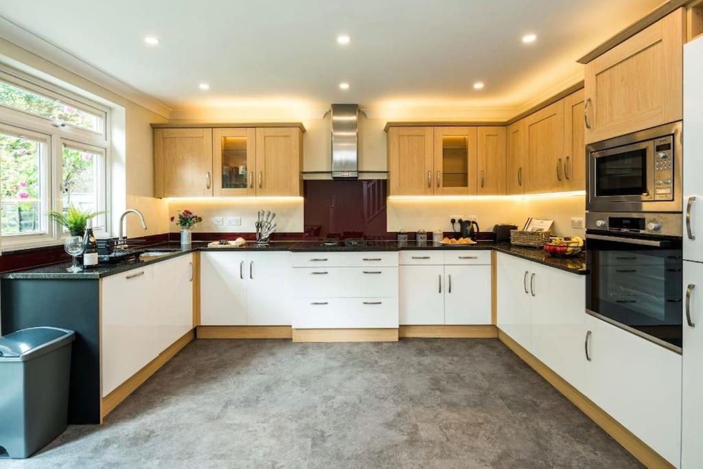 Where Style & Convenience Combine- Photo Id Required Apartment London