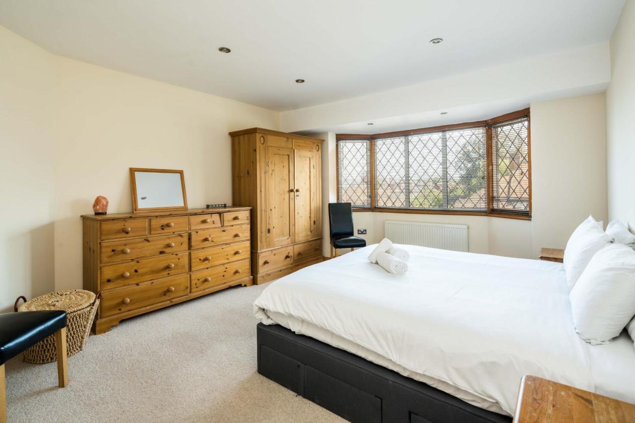 Elegant 2bd House With Garden And Decked Patio Holiday home *