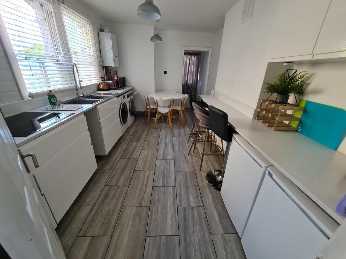 Three Bedroom House Apartment London
