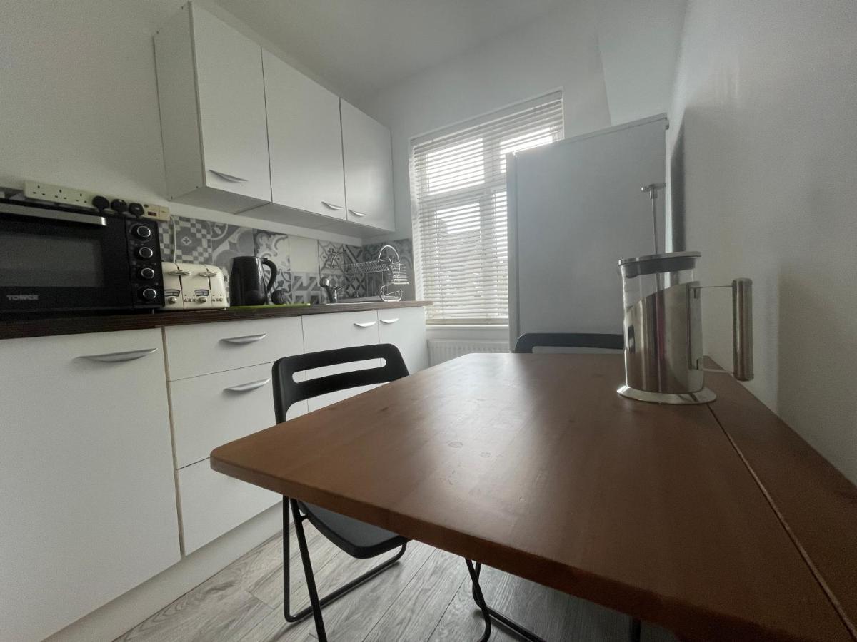 Entire House Floor Perfect For Couples & Freelancers - Available For Single Too Pensión *