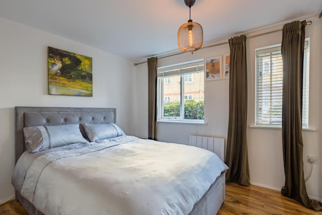Bright &spacious One Bedroom Flat Off Canary Wharf * London