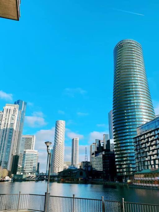Bright &spacious One Bedroom Flat Off Canary Wharf * London