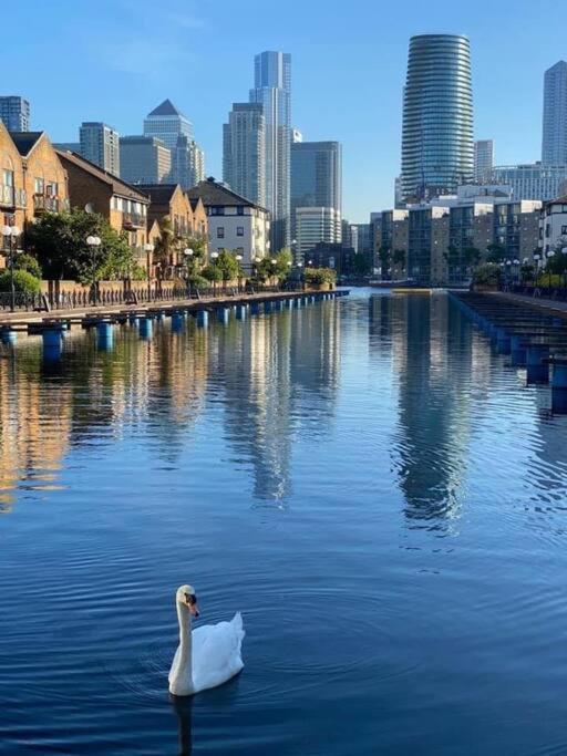Bright &spacious One Bedroom Flat Off Canary Wharf * London