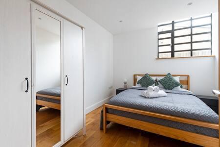 Trendy East Flat Sh11