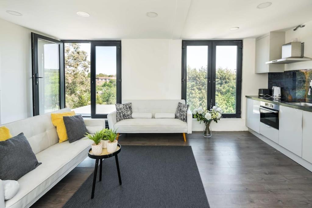 Golders 5 Stars Modern London