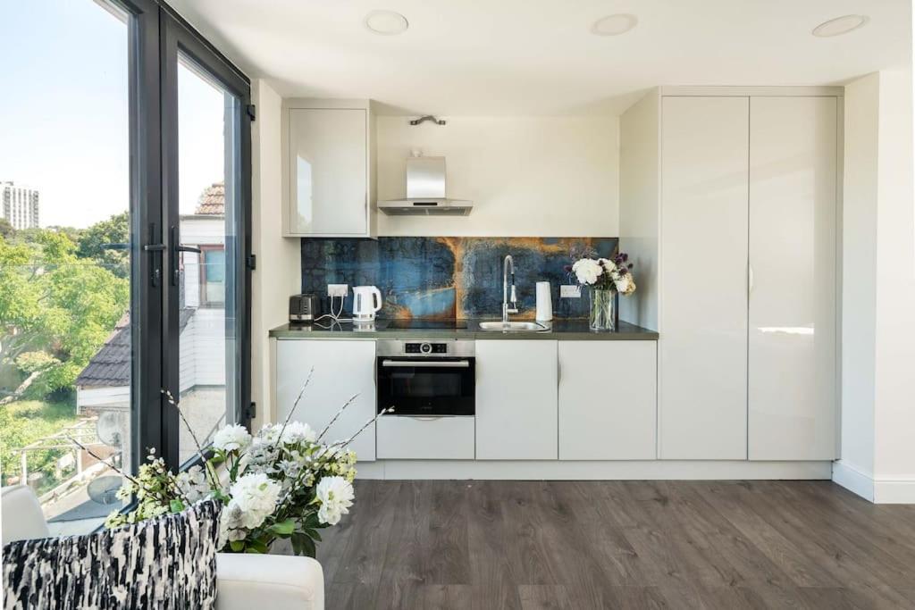 Golders 5 Stars Modern Apartment