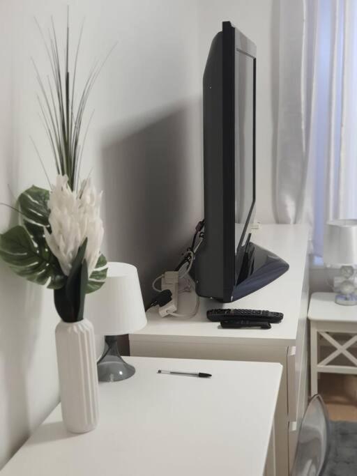 2 Bedroom Flat In Vauxhall, *